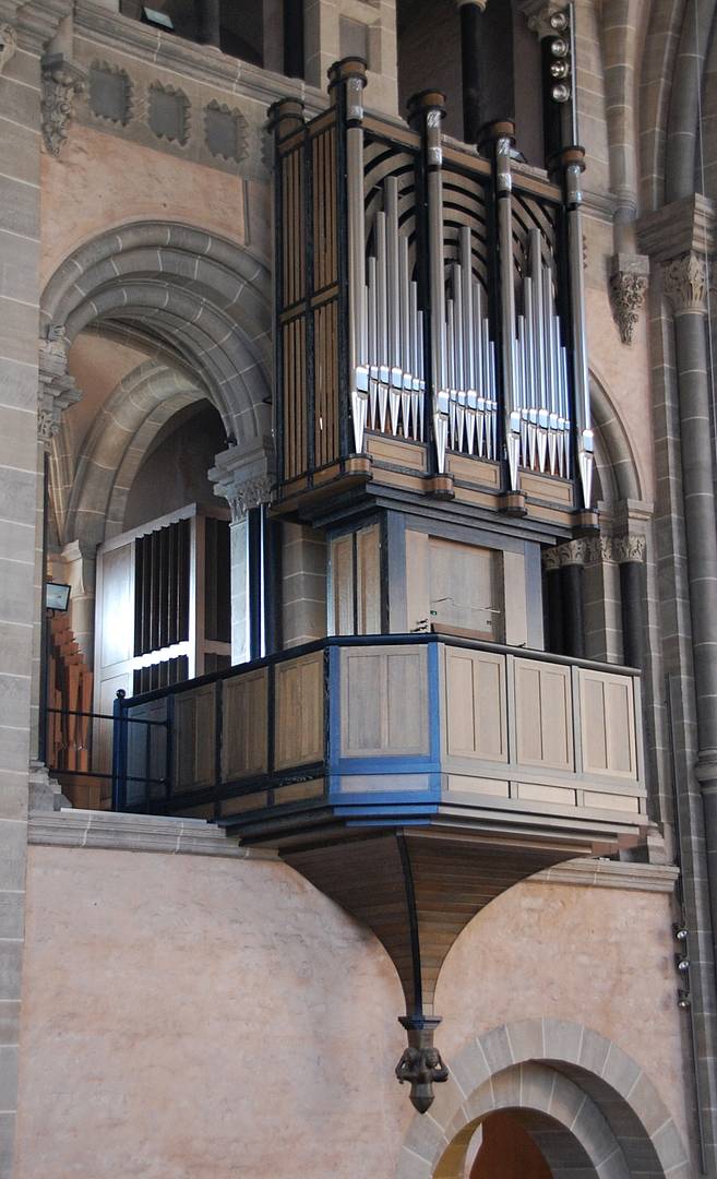 Chororgel von der Treppe zur HeiligRock-Kapelle aus