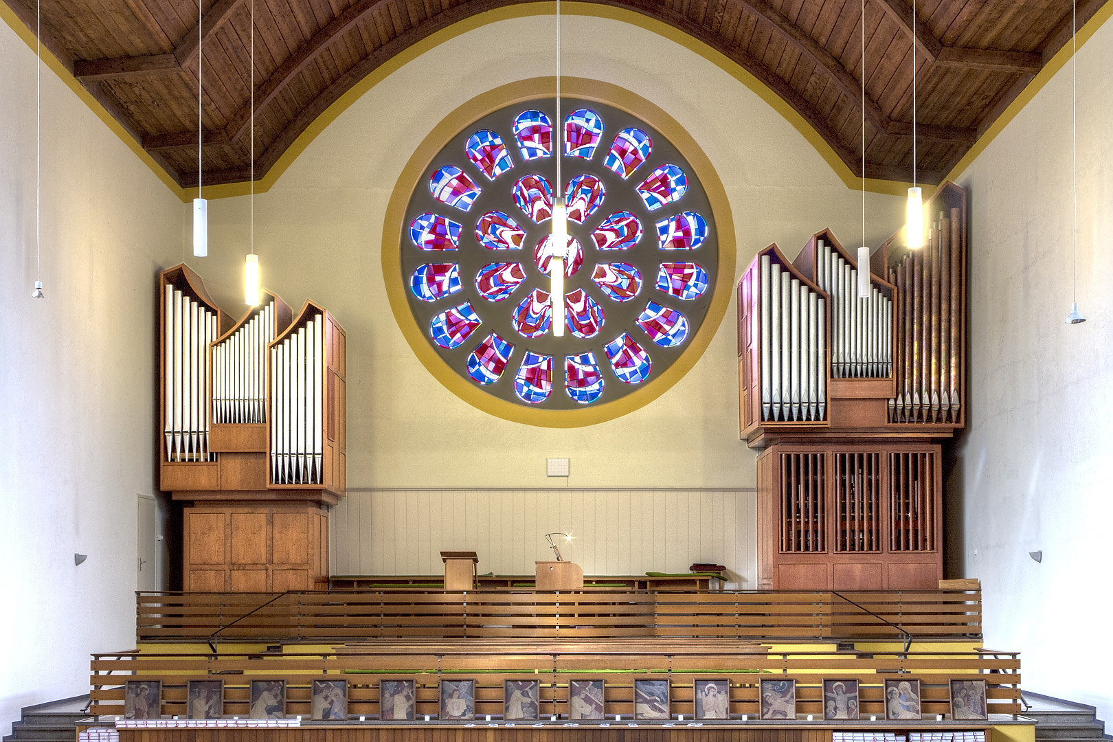 Die Sebald-Fasen-Orgel in Olewig. Rechts das ursprüngliche Instrument, links die symmetrische Erweiterung von 2011