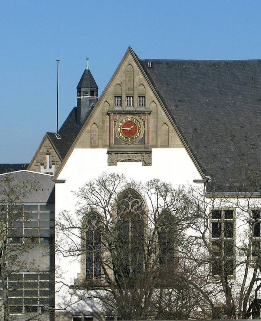 Max-Planck-Gymnasium. Aula mit drei neugotischen Fenstern