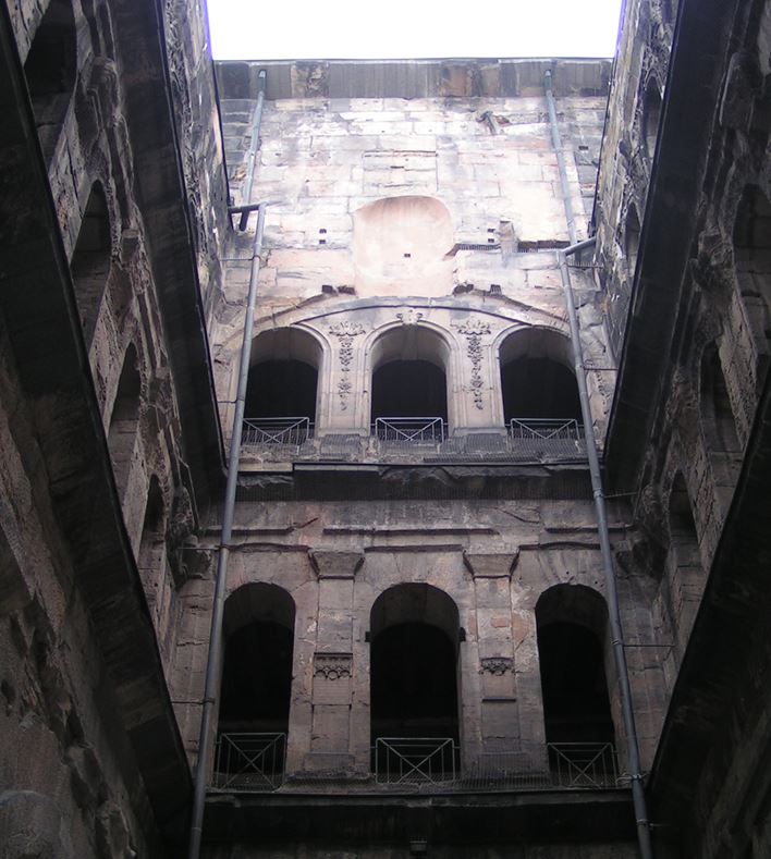 Porta Nigra. Der Orgelstandort war ganz oben über den drei Bögen.