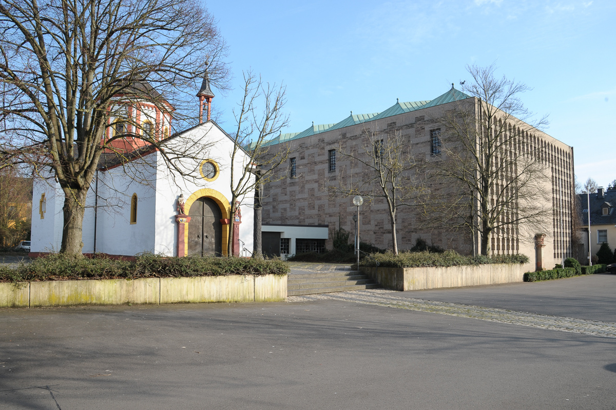 Romanische Kapelle und neue Pfarrkirche. Foto AKD Rita Heyen