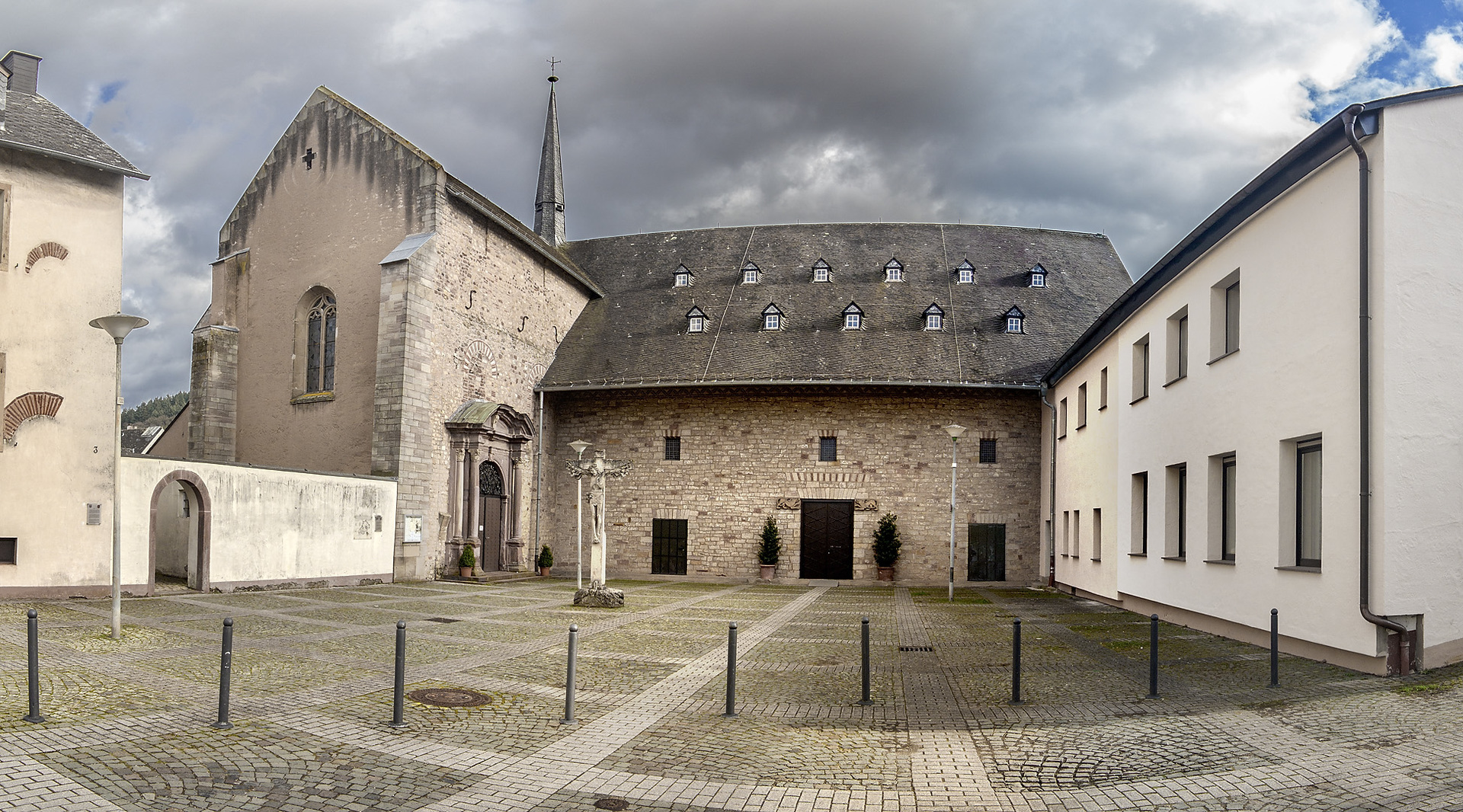 Stiftskirche Pfalzel. Links alter Teil, in der Mitte der Erweiterungsbau